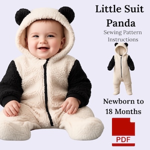 Peut inclure: Un bébé portant une combinaison sur le thème du panda avec une capuche et des accents noirs. La combinaison a une fermeture éclair et est faite d'un matériau doux et texturé. Le texte "Little Suit Panda Sewing Pattern Instructions" et "Newborn to 18 Months" est également inclus.