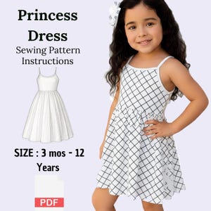Könnte beinhalten: Ein junges Mädchen trägt ein weißes Kleid mit einem schwarzen Gittermuster. Das Kleid hat Spaghettiträger und einen ausgestellten Rock. Das Bild zeigt auch ein Schnittmuster für ein Prinzessinnenkleid mit dem Text "Princess Dress Sewing Pattern Instructions" und der Größe "3 Monate - 12 Jahre".