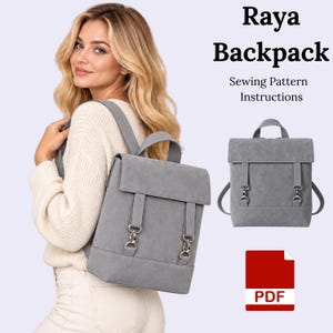 Puede incluir: Una mochila gris con solapa, dos correas verticales y herrajes metálicos plateados. El texto Raya Backpack Sewing Pattern Instructions aparece junto a un icono de PDF, indicando un patrón de costura digital para este bolso.