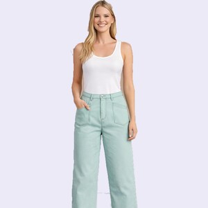 Puede incluir: Una camiseta sin mangas blanca con cuello redondo combinada con pantalones vaqueros anchos de color verde menta claro, con cintura alta, cierre de bot&oacute;n y cremallera, y dos grandes bolsillos de parche en la parte delantera.