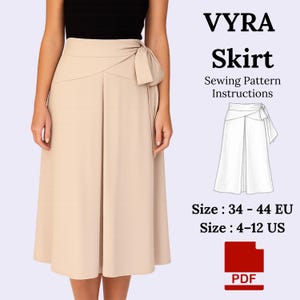 Può includere: Gonna beige con design avvolgente e dettaglio a fiocco. Il testo "VYRA Skirt" e "Sewing Pattern Instructions" sono visualizzati. Sono indicate le taglie 4-12 US e 34-44 EU. È presente anche un'icona PDF.