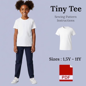 Może przedstawiać: Młoda osoba w białej koszulce i granatowych spodniach. Obraz zawiera grafikę białej koszulki oraz tekst "Tiny Tee Sewing Pattern Instructions" i "Sizes: 1,5Y - 11Y". Obecna jest również ikona PDF.
