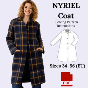 Può includere: Una donna indossa un cappotto a quadri blu navy e giallo. Il cappotto ha un colletto a revers, tasche e bottoni. L'immagine include anche un disegno a tratto del cappotto e il testo "NYRIEL Coat Sewing Pattern Instructions" e "Taglie 34-56 (EU)".