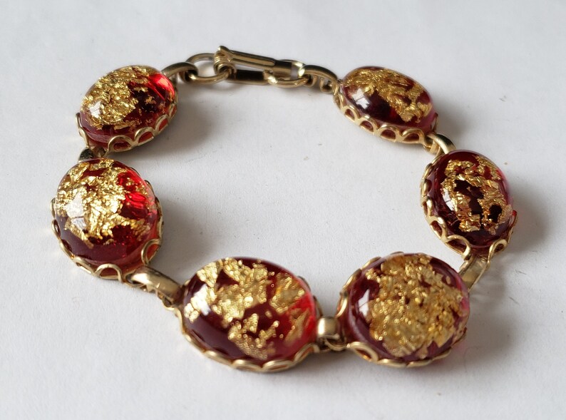 Gold Foil Flaked Bracelet Red Plastic Art Confetti Gold Tone Oval Link 7 Bracelet