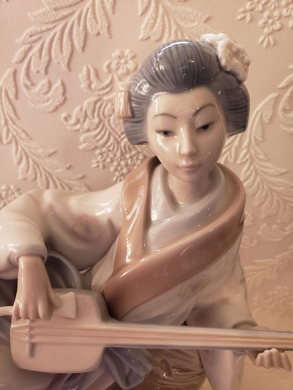 Large Nao Lladro Figurine Japanese Geisha Women Playing Guitar