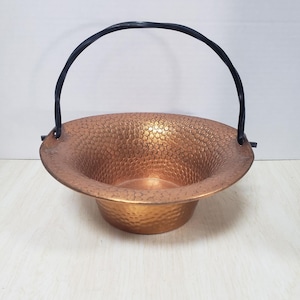 Artisanat en cuivre / panier / bol de service en cuivre martelé vintage avec poignée en fer forgé