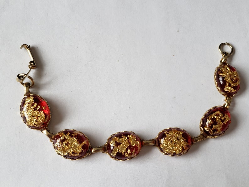 Gold Foil Flaked Bracelet Red Plastic Art Confetti Gold Tone Oval Link 7 Bracelet