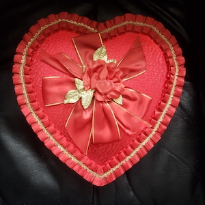 Boîte à chocolats coeur or rouge Saint Valentin, ruban de satin noeud en tissu rose, boîte à chocolats coeur vide grand sourires et rires vintage