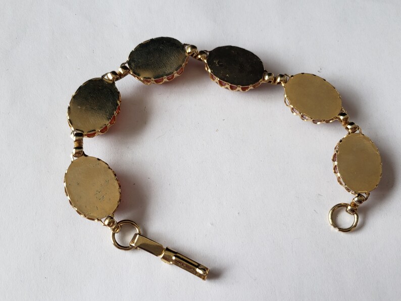 Gold Foil Flaked Bracelet Red Plastic Art Confetti Gold Tone Oval Link 7 Bracelet