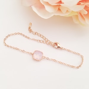 Bracelet en or rose avec opale rose, pierre de naissance d'octobre, breloque personnalisé