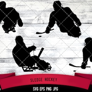 Puede incluir: Siluetas de cuatro jugadores de hockey sobre trineo en acción. Los jugadores están en varias poses, incluyendo patinar, disparar y pasar el disco. La imagen está sobre un fondo de madera blanca.