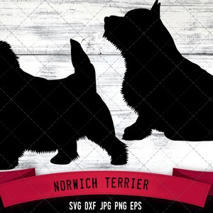 以下が含まれることがあります： 白い木製の背景に、立ち姿と座り姿の2つのポーズをとったノーウィッチテリアのシルエット。画像には「ノーウィッチテリア」と「SVG DXF JPG PNG EPS」のテキストが含まれています。
