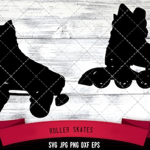 Puede incluir: Silueta de dos pares de patines de ruedas. Los patines son negros y tienen cuatro ruedas cada uno. Los patines están sobre un fondo de madera blanca. El texto "ROLLER SKATES" está debajo de los patines.