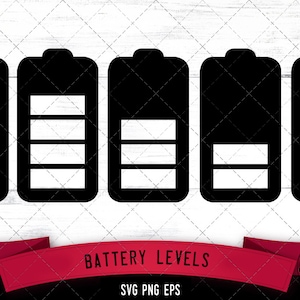 Könnte beinhalten: Fünf schwarze Batterie-Symbole mit unterschiedlichen Ladeständen. Die Symbole sind von links nach rechts angeordnet, wobei das erste Symbol eine volle Batterie zeigt, das zweite Symbol eine Batterie mit drei Balken, das dritte Symbol eine Batterie mit zwei Balken, das vierte Symbol eine Batterie mit einem Balken und das fünfte Symbol eine leere Batterie. Der Text "BATTERY LEVELS" befindet sich unter den Symbolen, und der Text "SVG PNG EPS" befindet sich darunter. Der Text "the Silhouette Queen" befindet sich in der unteren rechten Ecke des Bildes.