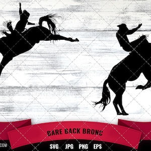 Puede incluir: Dos siluetas negras de vaqueros montando caballos que se encabritan. Los caballos se levantan sobre sus patas traseras y los vaqueros se agarran fuerte. El texto "BARE BACK BRONC" está escrito en rojo en la parte inferior de la imagen.