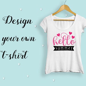 Puede incluir: Camiseta blanca con un dise&ntilde;o rosa de "hello summer" y corazones rosas. El texto est&aacute; en una pancarta negra.