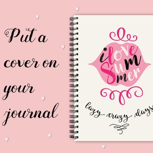 Puede incluir: Un cuaderno blanco de espiral con un gr&aacute;fico rosa y negro de un par de labios con el texto "Me encanta el verano, d&iacute;as perezosos y locos". El texto "Pon una cubierta en tu diario" est&aacute; escrito en cursiva negra sobre un fondo rosa.