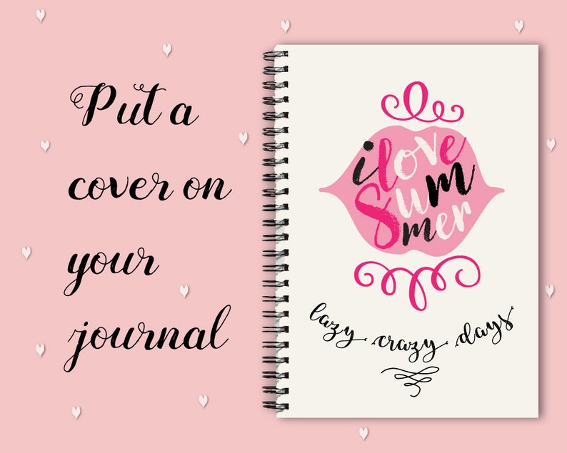 Puede incluir: Un cuaderno blanco de espiral con un gr&aacute;fico rosa y negro de un par de labios con el texto "Me encanta el verano, d&iacute;as perezosos y locos". El texto "Pon una cubierta en tu diario" est&aacute; escrito en cursiva negra sobre un fondo rosa.