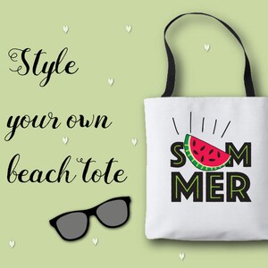 Puede incluir: Bolsa de lona blanca con correas negras y el texto "Summer" en letras negras delineadas con un gr&aacute;fico de rodaja de sand&iacute;a roja. El texto "Style your own beach tote" est&aacute; escrito en cursiva negra sobre un fondo verde claro.