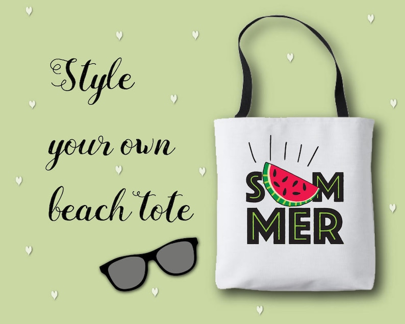 Puede incluir: Bolsa de lona blanca con correas negras y el texto "Summer" en letras negras delineadas con un gr&aacute;fico de rodaja de sand&iacute;a roja. El texto "Style your own beach tote" est&aacute; escrito en cursiva negra sobre un fondo verde claro.