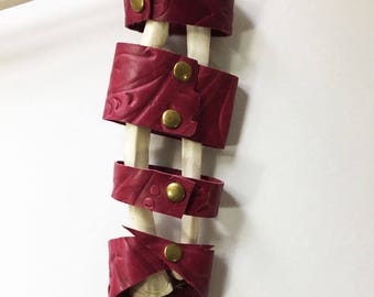 ラズベリーエンボスレザーカフ - レザーブレスレット