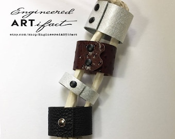 エンボスレザーカフ - レザーブレスレット