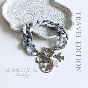 Bransoletka ogniwowa z zawieszką typu Charm Travel Edition, bransoletka z napisem, bransoletka damska, drobne upominki na świąteczną biżuterię