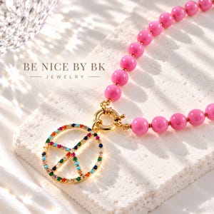 Perlenkette Damen Pink mit Peace Anhänger - Statement Kette aus Mashan Jade