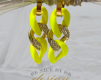 Statement earrings in neon yellow in Y2K style - dangling earrings - unusual fashion jewelry - earrings trend 2025