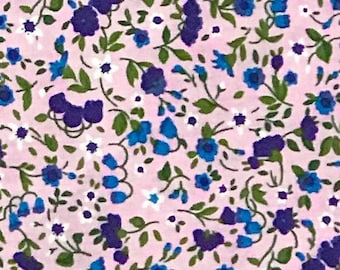 Stof "Lavender Little Wildflowers"-bloemenprint op de lavendelachtergrond - 100% katoen - Quiltstof - op maat gesneden