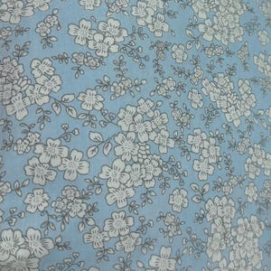 &quot;Stoff &quot;&quot;Elegante Blumen auf Blau&quot;&quot; - Zartblauer Hintergrund - Blumiger Baumwollstoff - Baumwolle - Quiltstoff - Meterware.&quot;