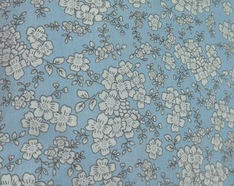 Tela "Flores elegantes sobre azul" - Fondo azul suave - Tela de algodón floral - algodón - Tela para acolchado - cortada a medida