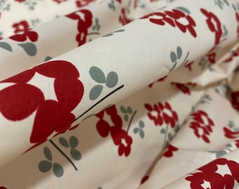 新登場！生地「クリーム色の背景に赤い素敵な花柄」クリーム色の背景に赤い花柄プリント - 綿100% - 花柄コットン生地 - 1ヤードあたり