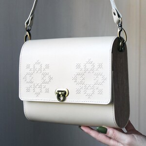 Bolso de mano hecho a mano de piel beige bordada con laterales de madera de nogal, bolso de hombro pequeño para uso diario o de noche, regalo para ella, niña, mamá