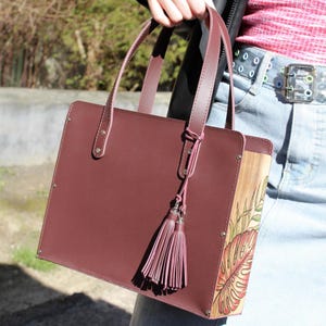Strukturierte Lederhandtasche GRACE - Burgund Beete lila, Walnussholzseiten, Monstera Gravur, handbemalt, leichte Tasche