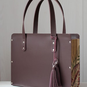 Strukturierte Lederhandtasche GRACE - Burgund Lila, Walnussholz Seiten, Monstera Gravur | Alltags Leichte Geldbörse