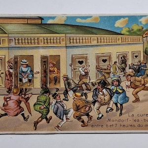 Puede incluir: Ilustración de postal vintage que representa una escena animada de personas corriendo hacia edificios con decoraciones de puertas en forma de corazón. La imagen es una ilustración colorida y detallada con texto en francés. La escena se desarrolla al aire libre con un cielo azul.