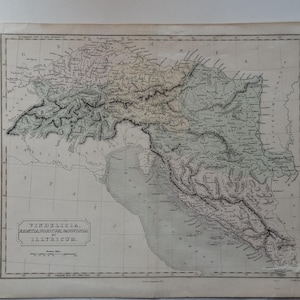 Op de afbeelding: Antieke kaart van Vindelicia, Rhaetia, Noricum, Pannonia en Illyricum. De kaart is in zwart-wit met gedetailleerde geografische kenmerken, waaronder bergen, rivieren en kustlijnen. De titel staat onderaan en de kaart is ingelijst.