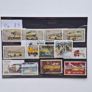 Può includere: Una collezione di francobolli d'epoca raffiguranti vari mezzi di trasporto. I francobolli mostrano autobus, tram e altri veicoli in tonalità di giallo, marrone e rosso. Alcuni francobolli presentano testo e numeri.