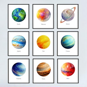 Puede incluir: Un conjunto de nueve acuarelas de planetas en nuestro sistema solar. Cada pintura presenta un planeta diferente, incluyendo la Tierra, Mercurio, Saturno, Júpiter, el Sol, Urano, Neptuno, Venus y Marte. Los planetas se representan en un estilo realista con colores vibrantes y detalles intrincados.