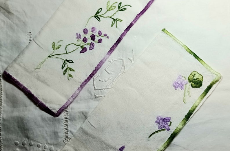 Lot De 2 Porte-serviettes De Table Anciens, Brodés Main - Neuf Avec étiquettes - Coton