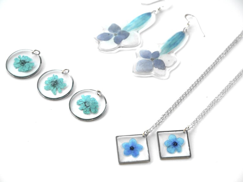 Special blue earrings \u00b7 natural hydrangeas in resin \u00b7 handmade jewellery \u00b7 resin flowers \u00b7 preserved flowers \u00b7 blue jewelry \u00b7 blue earrings