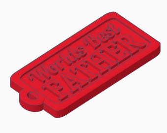 Op de afbeelding: Een rode rechthoekige sleutelhanger met de woorden "Worlds Best FATHER" in reliëf op het oppervlak. De sleutelhanger heeft een klein rond gat aan één uiteinde voor bevestiging.