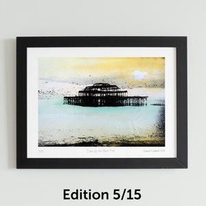 Down by the West Pier, Brighton, limitierte Auflage Mischtechnik, Siebdruck Edition 5/15 Framed