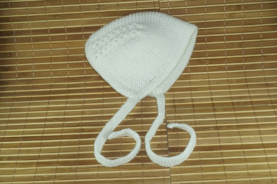 white knitted baby hat