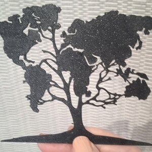 Arbre avec carte du monde créé à l'aide de la technologie d'impression 3D. Ont un design spécial représentant l'arbre de vie et les continents ensemble.