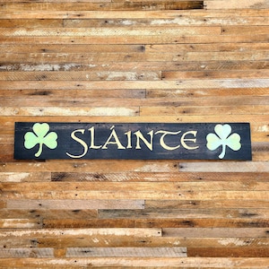 Slainte mit Shamrocks handgeschnitztes irisches Pub-Schild aus Altholz