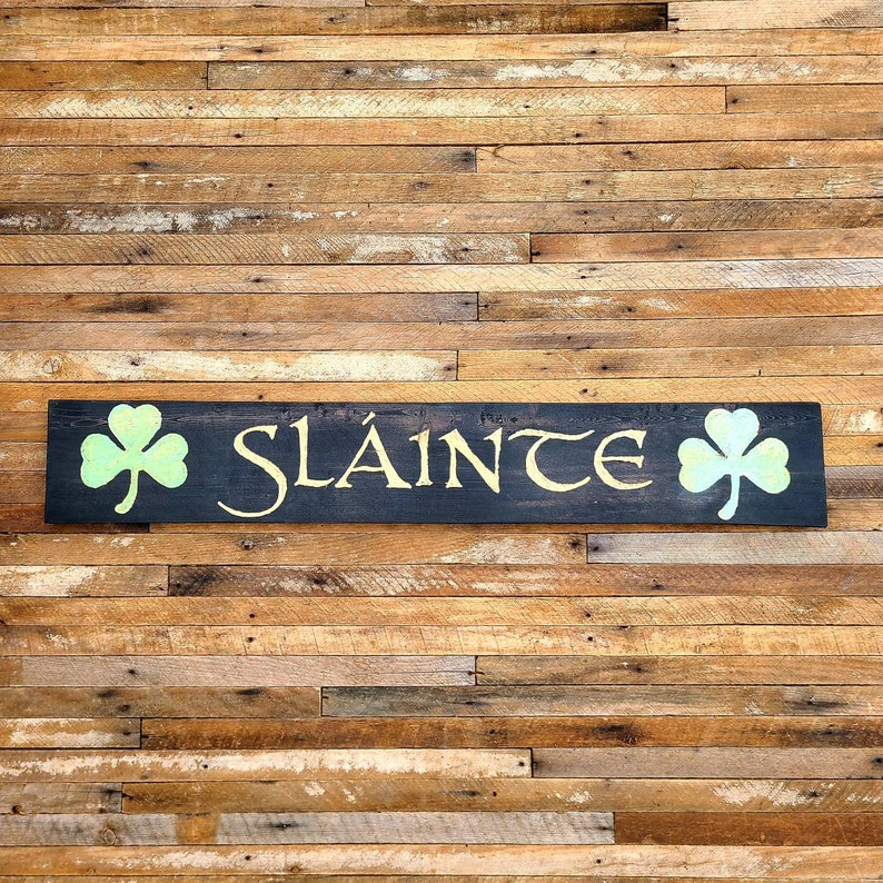 Slainte con tréboles tallado a mano madera recuperada signo de pub irlandés imagen 1