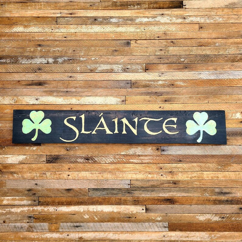 Slainte con tréboles tallado a mano madera recuperada signo de pub irlandés imagen 6