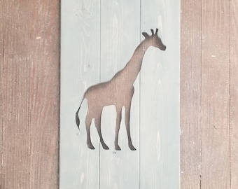 Letrero de madera recuperada con recorte de jirafa, Decoración de guardería con tema de jungla, Regalo de baby shower